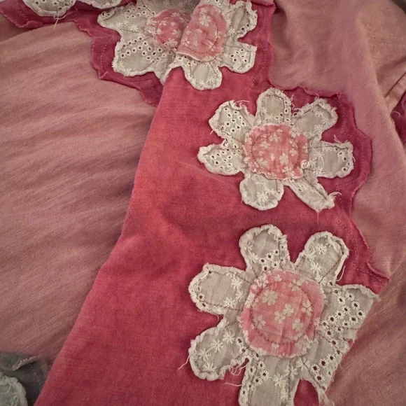 New Oli & Hali Pink and White Floral Pullover - Picture 3 of 5